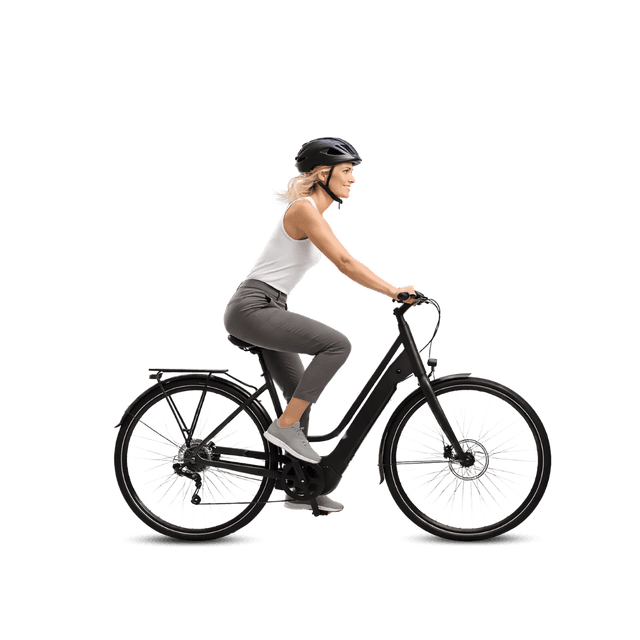 Työsuhdepyörää käyttävä nainen pyöräilee kaupunkipyörällä.